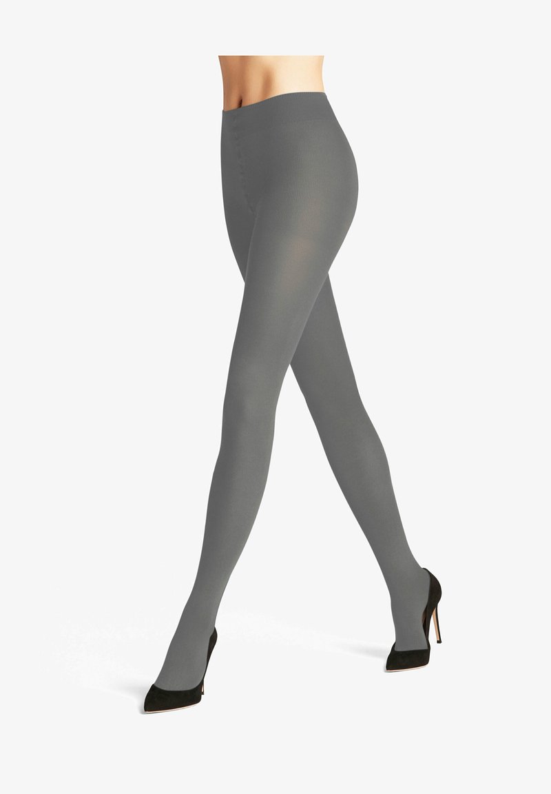 Graue, blickdichte Strumpfhosen mit glatter Textur und hohem Taillenbund, kombiniert mit schwarzen Stilettos, in einer dynamischen Pose präsentiert.