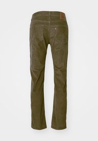 Pantalon en velours côtelé vert olive avec une coupe droite, doté de deux poches arrière et d'un patch en cuir marron à la taille.