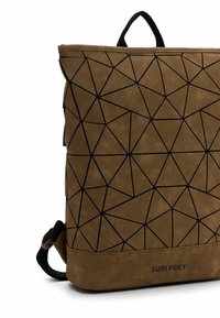 Mochila marrón con patrón de líneas geométricas negras, asa negra y logo "SURI FREY" en la parte inferior frontal.