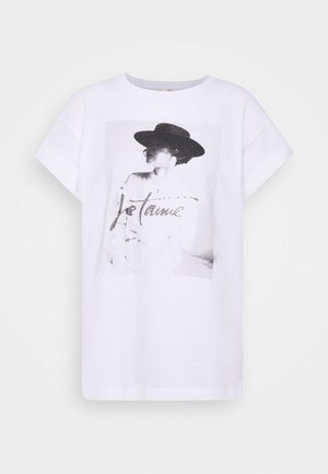 Hvid bomulds t-shirt med et sort-hvidt grafisk print af en person iført en hat, hvor teksten "je t'aime" er integreret i designet.