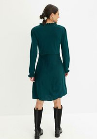 bonprix Strickkleid - green
