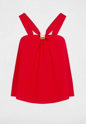 Rotes ärmelloses Oberteil mit breiten Trägern, goldfarbener Verschluss vorne und lockerem, fließendem Schnitt vor weißem Hintergrund.