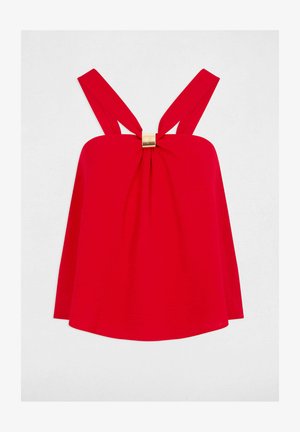 Rotes ärmelloses Oberteil mit breiten Trägern, goldfarbener Verschluss vorne und lockerem, fließendem Schnitt vor weißem Hintergrund.