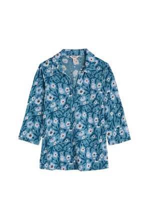 Tyrkysová kvetinová košeľa s golierovým výstrihom, trojštvrťovými rukávmi a mäkkou textúrou, zdobená opakujúcim sa kvetinovým vzorom so zelenými akcentmi.