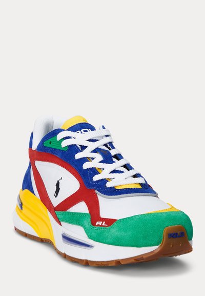 Πολύχρωμο αθλητικό παπούτσι με λευκά κορδόνια, μπλε σουέντ, κόκκινα και πράσινα πάνελ, κίτρινες λεπτομέρειες, λαστιχένια σόλα και λογότυπο Polo Ralph Lauren στη πλευρά και στη μύτη.