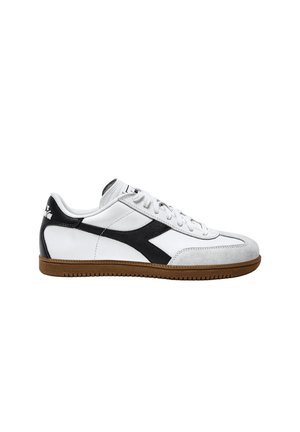 Sneaker in pelle bianca e nera con suola in gomma, caratterizzata da un design lineare e pattern laterali a contrasto. Chiusura con lacci e colletto imbottito.