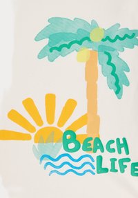 Tričko s tropickým motivem, na kterém je palma, slunce, vlny a text "BEACH LIFE" v zelené barvě, s modrou, žlutou a zelenou barvou.