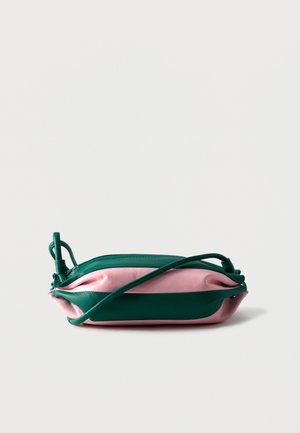 Malá obdĺžniková crossbody taška z mäkkej ružovej a tmavozelenej kože s dlhým nastaviteľným popruhom, zobrazená na bielom pozadí.