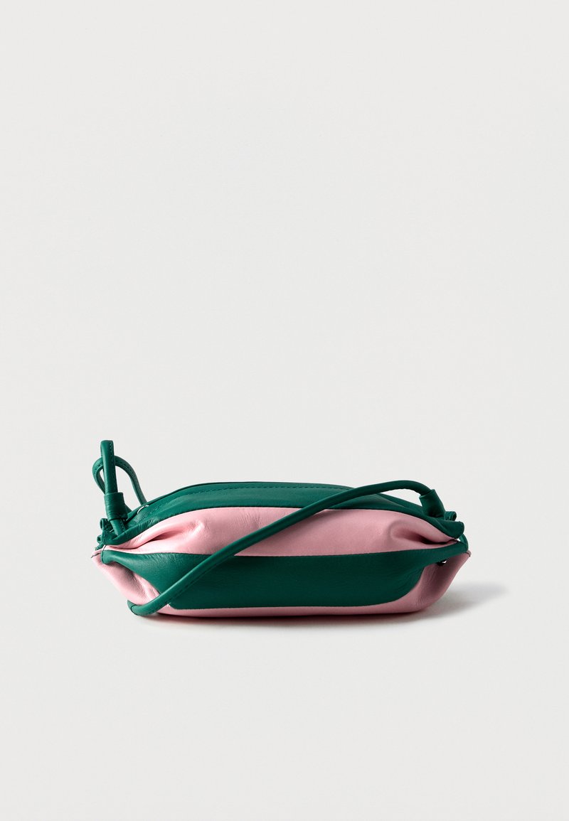 Μικρό ορθογώνιο τσαντάκι ώμου σε απαλό ροζ και σκούρο πράσινο δέρμα με μακρύ ρυθμιζόμενο λουράκι, εμφανίζεται σε λευκό φόντο.