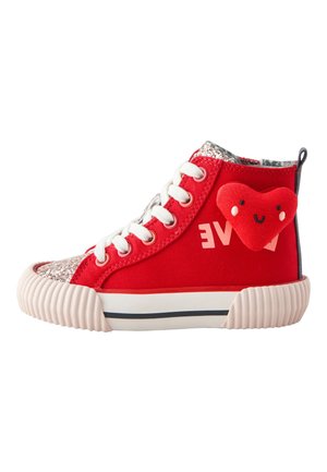 Roter High-Top-Sneaker mit weißen Schnürsenkeln, glitzernder Zehenkappe, einem angenähten lächelnden Plüschherz und teilweise sichtbarem weißen Text an der Seite.