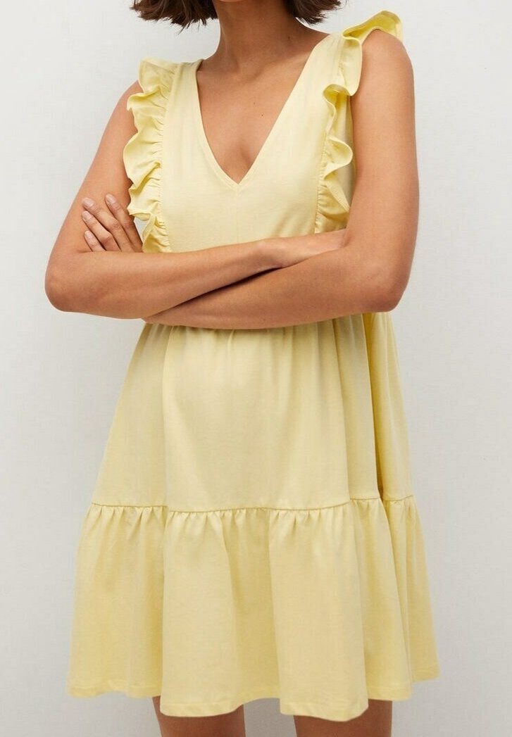 Žluté šaty vyrobené z jemné látky s rozšířenou sukní, s volánkovými okraji na rukávech a véčkovým výstřihem.