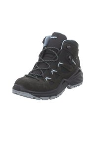 Scarpa da trekking nera con tomaia in suede e mesh, punta rinforzata, suola in gomma grigia e dettagli blu sui lacci e sul design laterale.