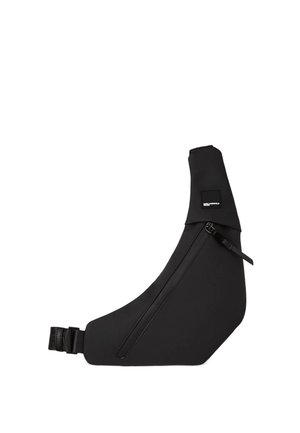 Sac bandoulière noir avec une sangle réglable, une poche zippée en diagonale et un petit écusson logo, sur fond blanc.