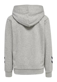 Sudadera gris con capucha ajustable, puños y dobladillo acanalados. Presenta rayas azul marino en las mangas. Tejido suave y texturizado.