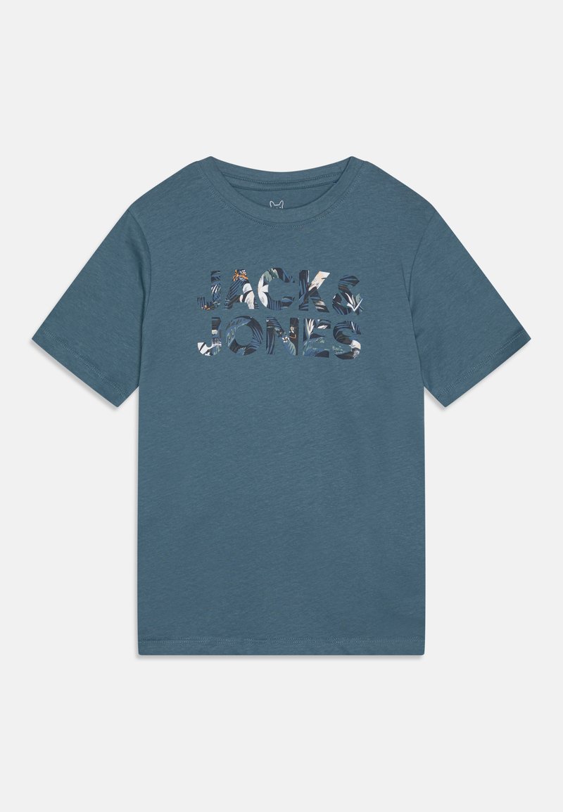 Tyrkysové bavlněné tričko s grafikou nápisu "JACK & JONES" vyplněného květinovými vzory. Krátké rukávy a kulatý výstřih.