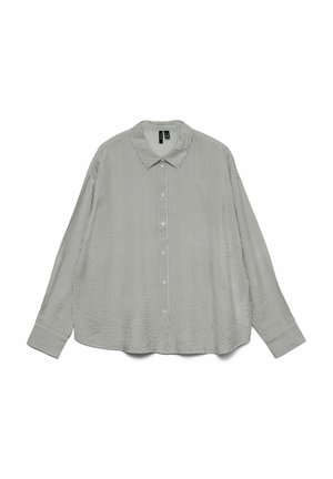 Chemise à manches longues à boutons avec rayures verticales blanches et fines noires et col pointu, posée à plat sur un fond blanc.