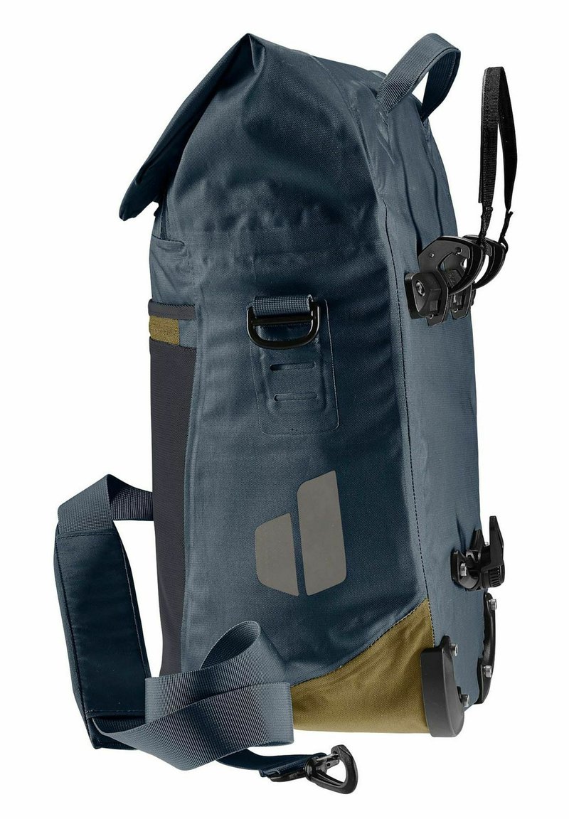 Mochila impermeable de color azul oscuro con un diseño de parte superior enrollable, costuras reforzadas, herrajes negros y un acento verde en la esquina inferior.