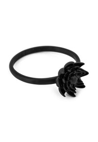 Anello nero con un design a fiori di loto texturizzato sulla parte anteriore. Band liscia con finitura opaca. Taglia regolabile.