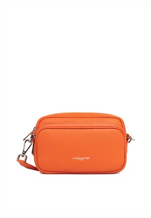 Pomarańczowa skórzana torba na ramię z dwoma komorami zapinanymi na zamek, srebrnymi akcentami i wytłoczonym logo "Lancaster Paris" z przodu.