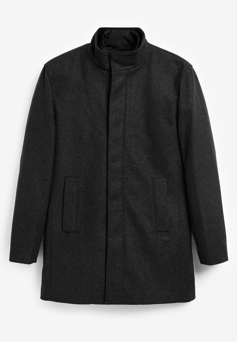 Abrigo negro de mezcla de lana con cuello alto, corte recto y dos bolsillos frontales. Presenta un forro interior suave y un detalle minimalista.