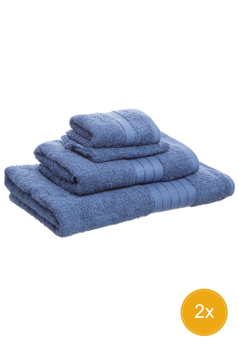 Tre asciugamani blu piegati ordinatamente impilati per dimensione, con un'etichetta "2x" che indica un set di due.