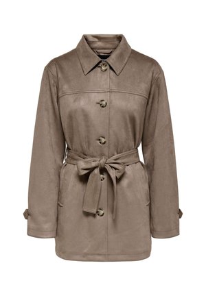 Veste en daim marron avec un col, des boutons sur le devant et une taille ceinturée. Dispose de deux poches latérales et de manchettes roulées. Texture douce, design décontracté.