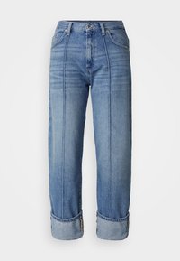 Jeans de mezclilla azul claro con cintura alta, diseño de pierna recta, costuras visibles y puños enrollados. Hechos de una tela de algodón transpirable.