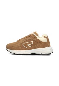 Tan suède sneakers met een fluffy witte voering, een gestructureerde zijpaneel en een witte rubberen zool. Rondneus en vetersluiting.