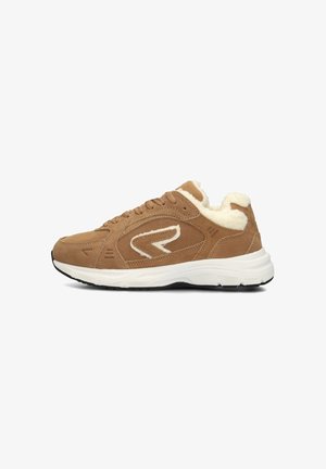 Beige Wildledersneaker mit flauschigem weißen Innenfutter, einem strukturierten Seitenpanel und einer weißen Gummisohle. Abgerundete Zehenform und Schnürdesign.