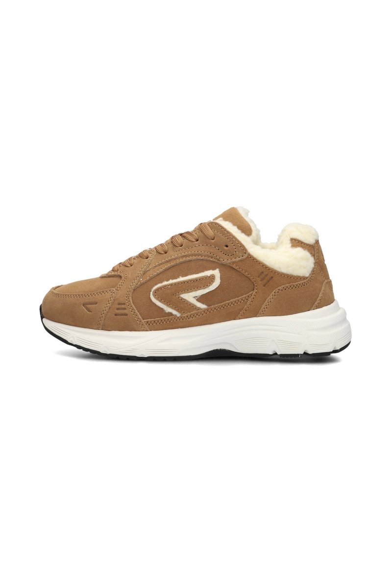 Tan suède sneakers met een fluffy witte voering, een gestructureerde zijpaneel en een witte rubberen zool. Rondneus en vetersluiting.