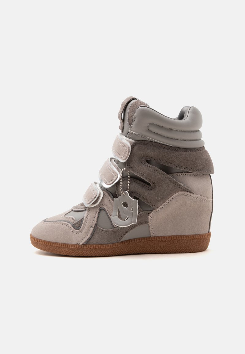 Basket compensée montante en nuances de gris avec trois bandes Velcro et une semelle en gomme marron, vue de côté sur fond blanc.