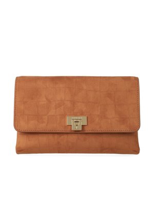 Pochette en cuir synthétique marron imitation crocodile avec une fermeture à rabat à boucle métallique rectangulaire dorée sur le devant.