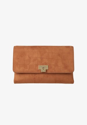 Borsa clutch marrone in pelle sintetica effetto coccodrillo con chiusura rettangolare in metallo color oro sul davanti della patta.