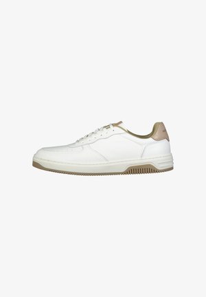 Sneaker bianco realizzato in pelle liscia con un accento beige sul tallone. Presenta una suola in gomma e dettagli perforati sulla punta.