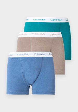 Sett med tre Calvin Klein herrebokser i blå, beige og grønnblå farger med hvite merkede linninger, vist flatt på en hvit bakgrunn.