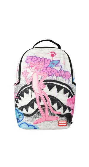 Mochila con diseño estilo graffiti que presenta al personaje Pantera Rosa, gráfico de dientes de tiburón y texto "Spray Ground" en colores rosa y púrpura.