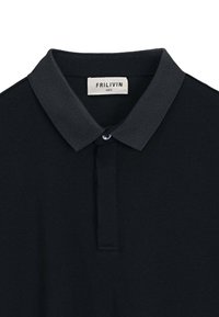 Polo noir en tissu mélange coton. Il présente un col classique, une patte de boutonnage avec un bouton, et une étiquette indiquant "FRILIVIN, TAILLE S."