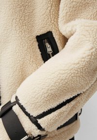 Bershka Winterjacke - white