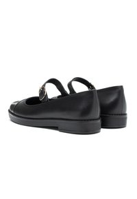 Zapatos Mary Jane de cuero negro con correa y hebilla, punta redondeada, tacón plano, textura suave y diseño minimalista.