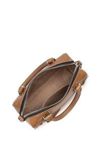 Borsa in pelle color tan con chiusura a zip, due manici superiori e cuciture a contrasto. L'interno è foderato con un morbido materiale beige.