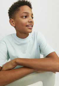 Jack & Jones Junior JORVESTERBRO SS CREW NECK NOOS - Marškinėliai su spaudiniu - skylight