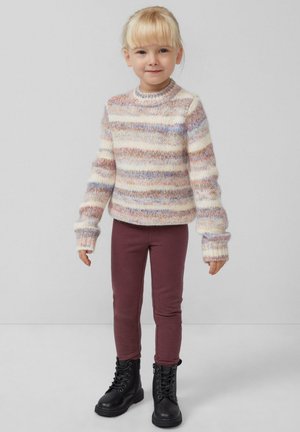 Multicolore gebreide trui met tinten van crème, roze en blauw, gecombineerd met bordeaux leggings en zwarte veterschoenen. Comfortabele pasvorm en lange mouwen.