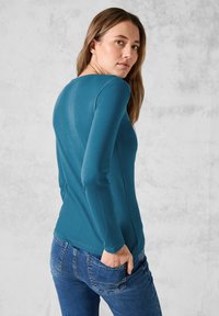 Cecil MIT RUNDHALS - Maglietta a manica lunga - blau