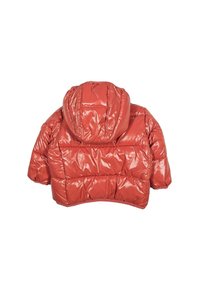 Giacca trapuntata rossa lucida con cappuccio, di taglio corto, con texture trapuntata visibile e orlo elasticizzato. Vista posteriore che mette in evidenza il design imbottito.