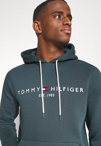 Tommy Hilfiger LOGO HOODY - Sweatshirt com capuz - mystic lake