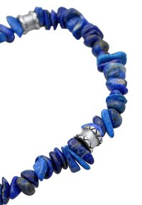Blå lapislazuli-halsband med oregelbundet formade pärlor och metalliska accenter som skapar en texturerad och lager-på-lager utseende.