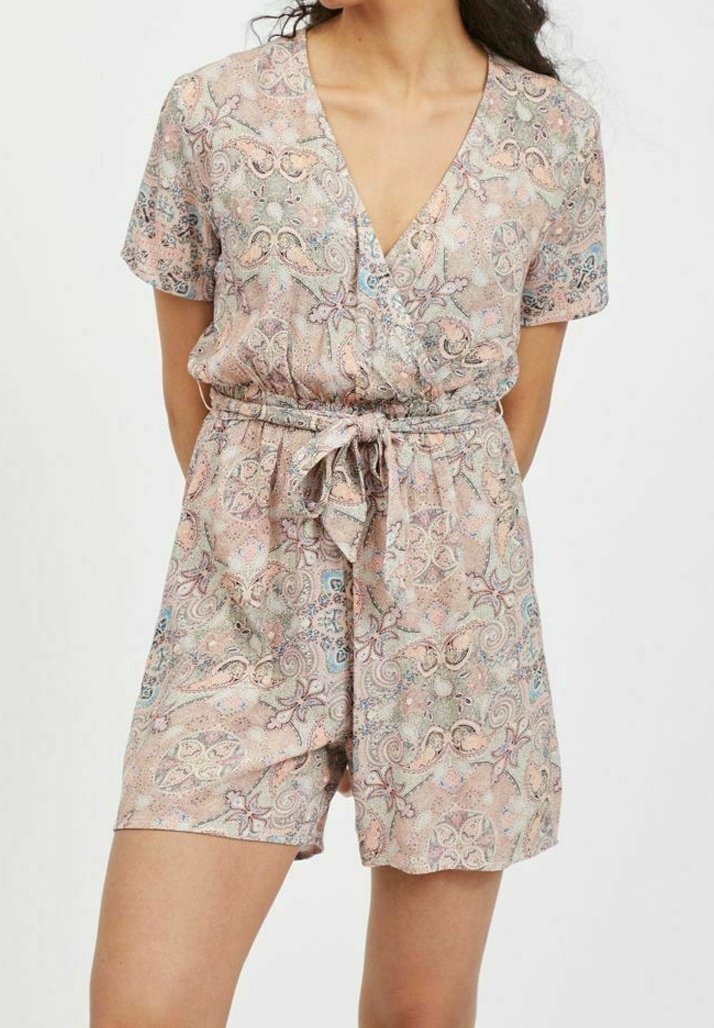 Korta ärmar, V-ringad jumpsuit i mjukt, mönstrat tyg. Har en bälte i midjan, pastellfärger och intrikata blommönster och paisleymönster.