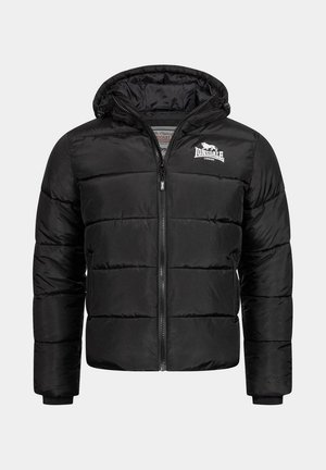 Una chaqueta de plumas negra con capucha. Presenta un cierre frontal, paneles acolchados y un logo en el lado izquierdo del pecho. Tejido suave con un acabado brillante.