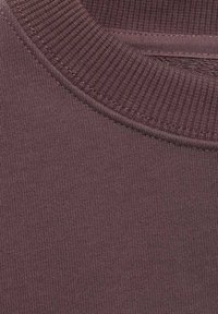 Tejido de jersey morado oscuro con un cuello redondo acanalado, que presenta una textura suave y una costura uniforme a lo largo de los bordes.