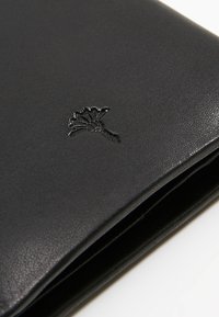Črno usnjeno denarnico z gladko teksturo odlikuje izbočen cvetlični vzorec. Denarnica ima eleganten, pravokotnikast kroj in minimalno strojno opremo.